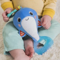 Bright Starts B Right Starts Whale -a-roo™ Trek & Shake Walvis Activity Toy -EXIT TOYS || Steiff || fehn Verkoopwinkel b right starts whale a roo trek amp shake walvis activity toy a319527 3