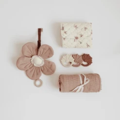 Cam Cam Copenhagen Muziek Mobiel, Wind Flower - Dusty Rose -EXIT TOYS || Steiff || fehn Verkoopwinkel cam cam copenhagen muziek mobiel wind flower dusty rose a369537 3