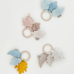 Cam Cam Copenhagen Rammelaar, Bladeren Met Esdoornhouten Ring - Natural -EXIT TOYS || Steiff || fehn Verkoopwinkel cam cam copenhagen rammelaar bladeren met esdoornhouten ring natural a369665 2