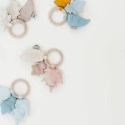 Cam Cam Copenhagen Rammelaar, Bladeren Met Esdoornhouten Ring - Roos -EXIT TOYS || Steiff || fehn Verkoopwinkel cam cam copenhagen rammelaar bladeren met esdoornhouten ring roos a369660 3