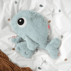 Done By Deer ™ Cuddly Toy Cuddle Friend Whale Wally, Blauw -EXIT TOYS || Steiff || fehn Verkoopwinkel done by deer cuddly toy cuddle friend whale wally blauw a302611 2
