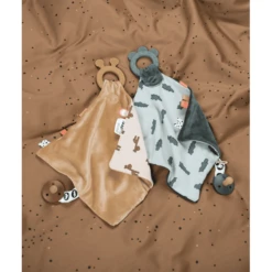 Done By Deer ™ Knuffeldoekje Met Bijtring Raffi, Mosterdgeel -EXIT TOYS || Steiff || fehn Verkoopwinkel done by deer knuffeldoekje met bijtring raffi mosterdgeel a302619 1