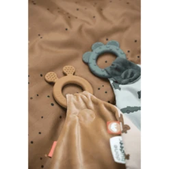 Done By Deer ™ Knuffeldoekje Met Bijtring Raffi, Mosterdgeel -EXIT TOYS || Steiff || fehn Verkoopwinkel done by deer knuffeldoekje met bijtring raffi mosterdgeel a302619 2