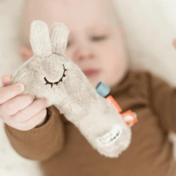 Done By Deer ™ Rammelaar Piepende Grijper Lalee Sand -EXIT TOYS || Steiff || fehn Verkoopwinkel done by deer rammelaar piepende grijper lalee sand a373496 4