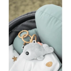 Done By Deer ™ Rammelaar Wally Blue -EXIT TOYS || Steiff || fehn Verkoopwinkel done by deer rammelaar wally blue a332306 2