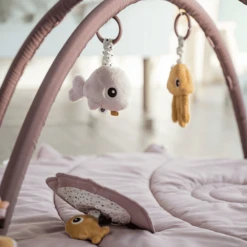 Done By Deer ™ Speelboog Met Kruipdeken Zee Friends - Roze -EXIT TOYS || Steiff || fehn Verkoopwinkel done by deer speelboog met kruipdeken zee friends roze a304318 3