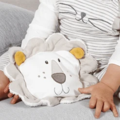 Fehn ® Druivenpitkussen Leeuw Fehn NATURE -EXIT TOYS || Steiff || fehn Verkoopwinkel fehn druivenpitkussen leeuw fehn nature a295851 2