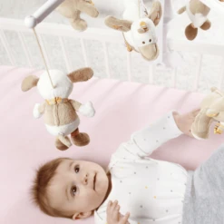 FEHN Muziek-Mobile Hond, Eend, Teddy - Rainbow -EXIT TOYS || Steiff || fehn Verkoopwinkel fehn muziek mobile hond eend teddy rainbow a123226 3