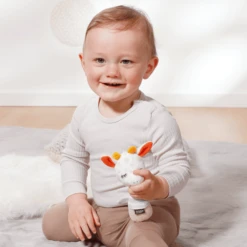 Fehn ® Stick Rammelaar Giraffe -EXIT TOYS || Steiff || fehn Verkoopwinkel fehn stick rammelaar giraffe a314291 1