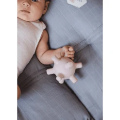 Filibabba Baby Sense Bal Light Lavendel -EXIT TOYS || Steiff || fehn Verkoopwinkel filibabba baby sense bal light lavendel a333372 2