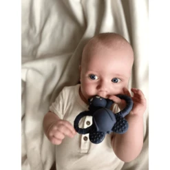 Filibabba Bijtring Felix The Fly Natuurlijk Rubber - Muddly Blue -EXIT TOYS || Steiff || fehn Verkoopwinkel filibabba bijtring felix the fly natuurlijk rubber muddly blue a333556 1