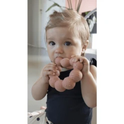 Filibabba Bijtring Lily De Larve - Peach -EXIT TOYS || Steiff || fehn Verkoopwinkel filibabba bijtring lily de larve peach a333548 4