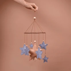 Filibabba Muzikaal Mobieltje Shooting Star Grijs Gemêleerd -EXIT TOYS || Steiff || fehn Verkoopwinkel filibabba muzikaal mobieltje shooting star grijs gemeleerd a333377 2