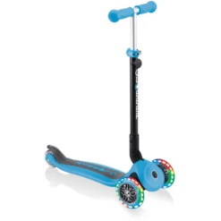 GLOBBER GO-UP FOLDABLE PLUS LIGHT S Lichtblauw - Met Verlichte Wielen 8 GLOBBER GO-UP FOLDABLE PLUS LIGHT S Lichtblauw - Met Verlichte Wielen -EXIT TOYS || Steiff || fehn Verkoopwinkel globber go up foldable plus light s lichtblauw met verlichte wielen a315698 1