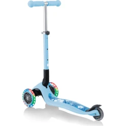 GLOBBER JUNIOR FOLDABLE FANTASY LIGHT S Pastel Blauw- Flower S, Met Verlichte Wielen -EXIT TOYS || Steiff || fehn Verkoopwinkel globber junior foldable fantasy light s pastel blauw flower s met verlichte wielen a353119 2