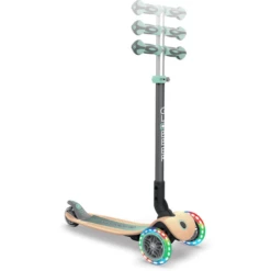 GLOBBER Primo Met Verlichte Wielen En Houten Dek, Pastelgroen 10 GLOBBER Primo Met Verlichte Wielen En Houten Dek, Pastelgroen -EXIT TOYS || Steiff || fehn Verkoopwinkel globber primo met verlichte wielen en houten dek pastelgroen a306766 3