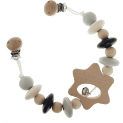 HESS Kinderwagen Ketting Vis, Natuurlijk Zwart -EXIT TOYS || Steiff || fehn Verkoopwinkel hess kinderwagen ketting vis natuurlijk zwart a286230 1