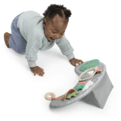 Ingenuity Cozy Prop™ 4-i-1 Activiteitendeken - Nate™ -EXIT TOYS || Steiff || fehn Verkoopwinkel ingenuity cozy prop 4 i 1 activiteitendeken nate a379937 4