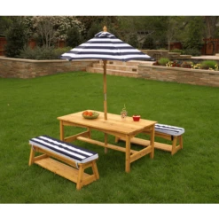 Kidkraft® Kinder Tuintafelset Met Bankjes, Kussens En Parasol, Blauw Met Witte Strepen -EXIT TOYS || Steiff || fehn Verkoopwinkel kidkraft kinder tuintafelset met bankjes kussens en parasol blauw met witte strepen a217906 1