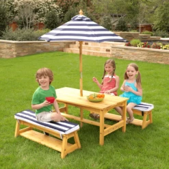Kidkraft® Kinder Tuintafelset Met Bankjes, Kussens En Parasol, Blauw Met Witte Strepen -EXIT TOYS || Steiff || fehn Verkoopwinkel kidkraft kinder tuintafelset met bankjes kussens en parasol blauw met witte strepen a217906 2