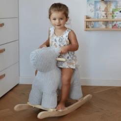 Label Label - Schommelhond - Grijs -EXIT TOYS || Steiff || fehn Verkoopwinkel label label schommelhond grijs a394320 4