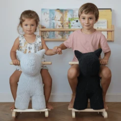 Label Label - Schommelhond - Zwart 8 Label Label - Schommelhond - Zwart -EXIT TOYS || Steiff || fehn Verkoopwinkel label label schommelhond zwart a394323 1