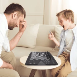 LEXIBOOK ChessMan® Elite, Elektronische Schaakset Met Touch-toetsenbord 9 LEXIBOOK ChessMan® Elite, Elektronische Schaakset Met Touch-toetsenbord -EXIT TOYS || Steiff || fehn Verkoopwinkel lexibook chessman elite elektronische schaakset met touch toetsenbord a317929 2