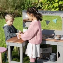 MUDDY BUDDY Speelkeuken Voor Buiten "Mud Café" Warm Grijs -EXIT TOYS || Steiff || fehn Verkoopwinkel muddy buddy speelkeuken voor buiten mud cafe warm grijs a412706 3