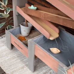 MUDDY BUDDY Waterbaan "Aqua Tower" Warm Grijs-poederroze -EXIT TOYS || Steiff || fehn Verkoopwinkel muddy buddy waterbaan aqua tower warm grijs poederroze a412720 2