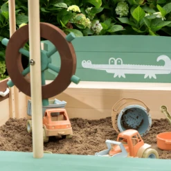 MUDDY BUDDY Zandbak "Jungle King" Natural-salie-mokka 8 MUDDY BUDDY Zandbak "Jungle King" Natural-salie-mokka -EXIT TOYS || Steiff || fehn Verkoopwinkel muddy buddy zandbak jungle king natural salie mokka a412349 1