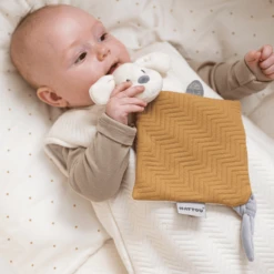 Nattou Charlie Mini Knuffel Sjaal Jacquard Caramel -EXIT TOYS || Steiff || fehn Verkoopwinkel nattou charlie mini knuffel sjaal jacquard caramel a388972 1