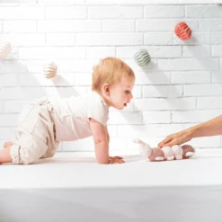 Nattou Lapidou Rups Met Activiteiten Roze -EXIT TOYS || Steiff || fehn Verkoopwinkel nattou lapidou rups met activiteiten roze a296275 2