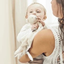 Nattou Romeo, Jules & Sally Maxi Knuffelsjaal Beer -EXIT TOYS || Steiff || fehn Verkoopwinkel nattou romeo jules amp sally maxi knuffelsjaal beer a390975 3