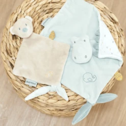 Nattou Romeo, Jules & Sally Mini Knuffelsjaal Beer -EXIT TOYS || Steiff || fehn Verkoopwinkel nattou romeo jules amp sally mini knuffelsjaal beer a390981 3