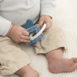 Nattou Verkoelende Bijtring Blauw -EXIT TOYS || Steiff || fehn Verkoopwinkel nattou verkoelende bijtring blauw a309557 2