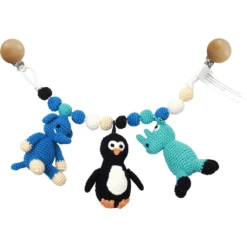 Nature Zoo Of Denmark Gehaakte Kinderwagen Ketting Met Olifant, Pinguïn En Neushoorn -EXIT TOYS || Steiff || fehn Verkoopwinkel nature zoo of denmark gehaakte kinderwagen ketting met olifant pinguin en neushoorn a330646 1