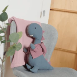 Nordic Coast Company Knuffel Mousseline Dino Hannah -EXIT TOYS || Steiff || fehn Verkoopwinkel nordic coast company knuffel mousseline dino hannah a399024 1