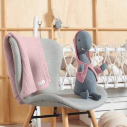 Nordic Coast Company Knuffel Mousseline Dino Hannah -EXIT TOYS || Steiff || fehn Verkoopwinkel nordic coast company knuffel mousseline dino hannah a399024 4