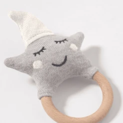 Nordic Coast Company Ratelster, Natuurlijk Grijs -EXIT TOYS || Steiff || fehn Verkoopwinkel nordic coast company ratelster natuurlijk grijs a396189 2