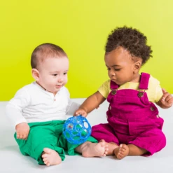 Oball™ Rammelaar Blauw, 10 Cm -EXIT TOYS || Steiff || fehn Verkoopwinkel oball rammelaar blauw 10 cm a283079 3