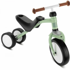 PUKY® Driewieler Pukymoto®, Groen 3042 -EXIT TOYS || Steiff || fehn Verkoopwinkel puky driewieler pukymoto groen 3042 a326542 1