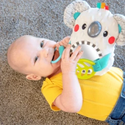 Sassy Baby Koala Rammelaar Speelgoed -EXIT TOYS || Steiff || fehn Verkoopwinkel sassy baby koala rammelaar speelgoed a349316 1