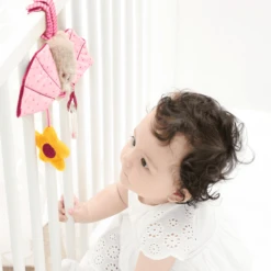 Sigikid Hanger Roze Baby Bijt Me! -EXIT TOYS || Steiff || fehn Verkoopwinkel sigikid hanger roze baby bijt me a240487 2