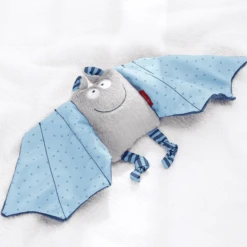 SIGIKID Knuffeldoekje Vleermuis - Baby Bite Me! 41099 -EXIT TOYS || Steiff || fehn Verkoopwinkel sigikid knuffeldoekje vleermuis baby bite me 41099 a133555 1