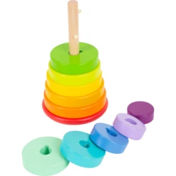 Small Foot ® Stapelende Toren Plug-in Game Regenboog -EXIT TOYS || Steiff || fehn Verkoopwinkel small foot stapelende toren plug in game regenboog a303652 1