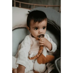 Snoozebaby Biologische Fopspeen Riem Toffee -EXIT TOYS || Steiff || fehn Verkoopwinkel snoozebaby biologische fopspeen riem toffee a351829 1