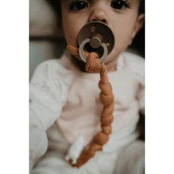 Snoozebaby Biologische Fopspeen Riem Toffee -EXIT TOYS || Steiff || fehn Verkoopwinkel snoozebaby biologische fopspeen riem toffee a351829 2