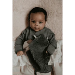 Snoozebaby GOTS Comfort Speelgoed - Sweet Dream Ing, Storm Grey -EXIT TOYS || Steiff || fehn Verkoopwinkel snoozebaby gots comfort speelgoed sweet dream ing storm grey a352007 2