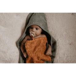 Snoozebaby GOTS Comfort Speelgoed - Sweet Dream Ing, Toffee -EXIT TOYS || Steiff || fehn Verkoopwinkel snoozebaby gots comfort speelgoed sweet dream ing toffee a352013 1