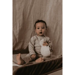 Snoozebaby ORGANIC Bobby Bear Ball, Stone Beige -EXIT TOYS || Steiff || fehn Verkoopwinkel snoozebaby organic bobby bear ball stone beige a352033 4